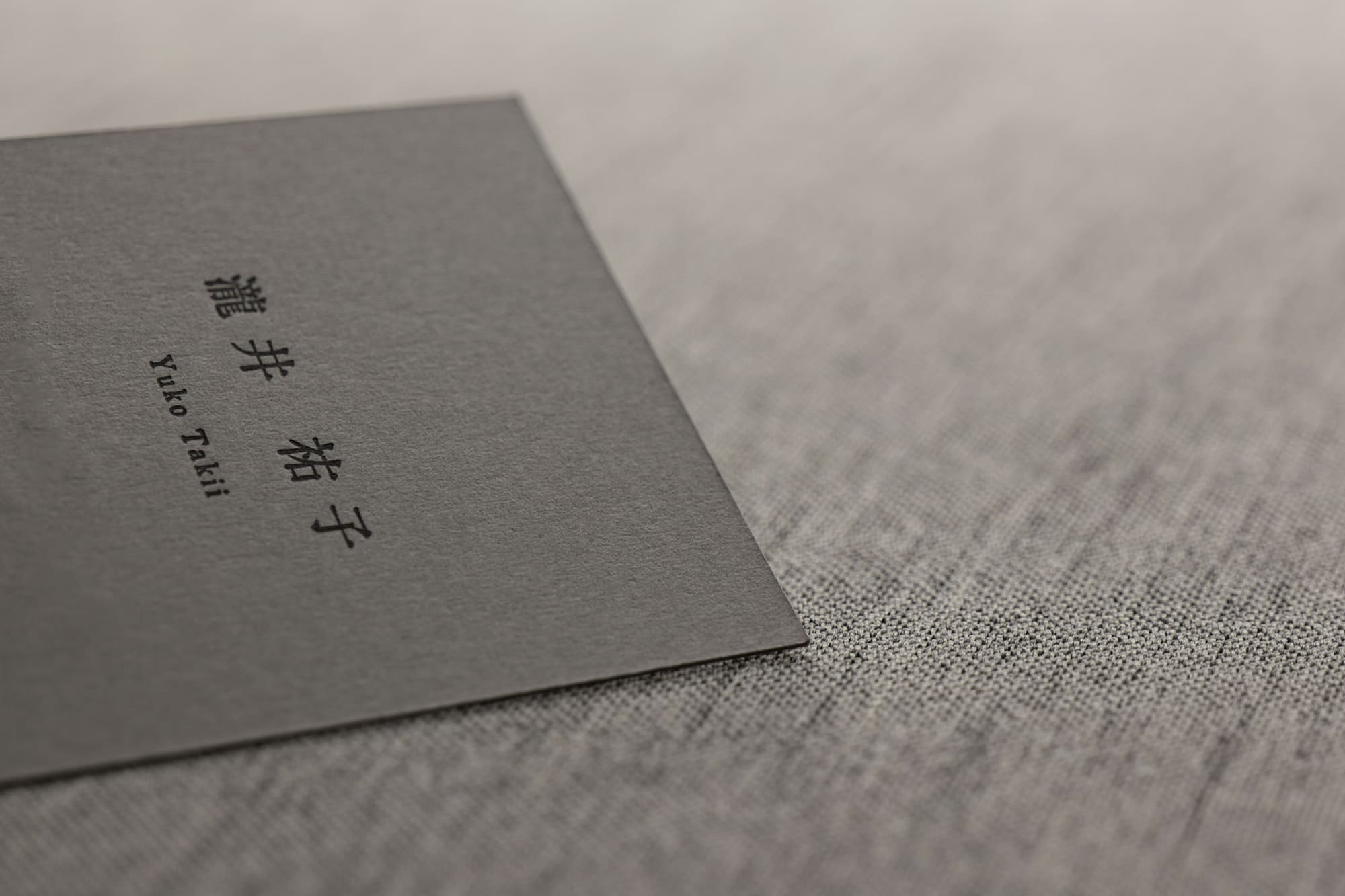 ミニマルなファッションデザイナー名刺デザイン