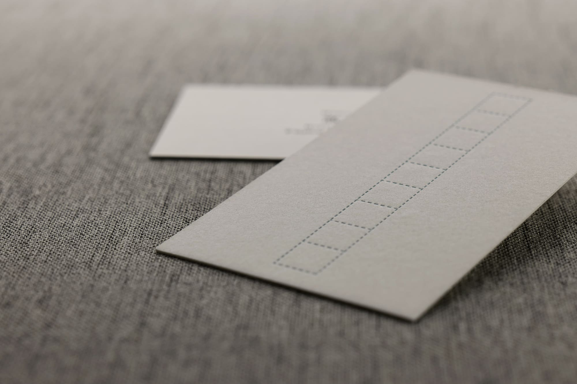 ミニマルな名刺デザイン